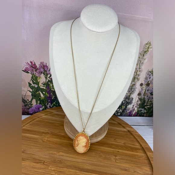 Jewelry - Vintage Cameo Pendant Gold Tone Chain Necklace